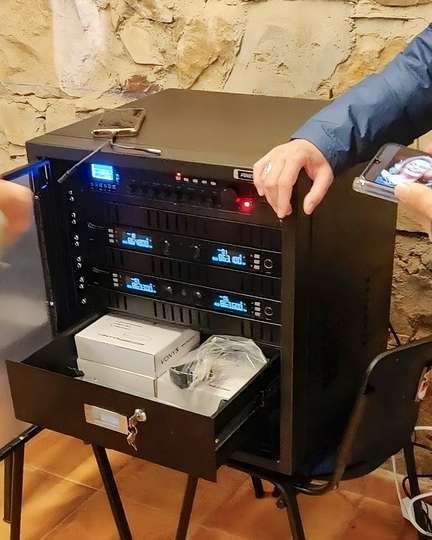 Equipo para la conexión y ecualizado de fuentes de audio