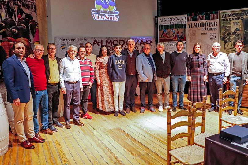 Posado con Simón Casas de integrantes del Club Taurino, toreros y autoridades, al término del acto