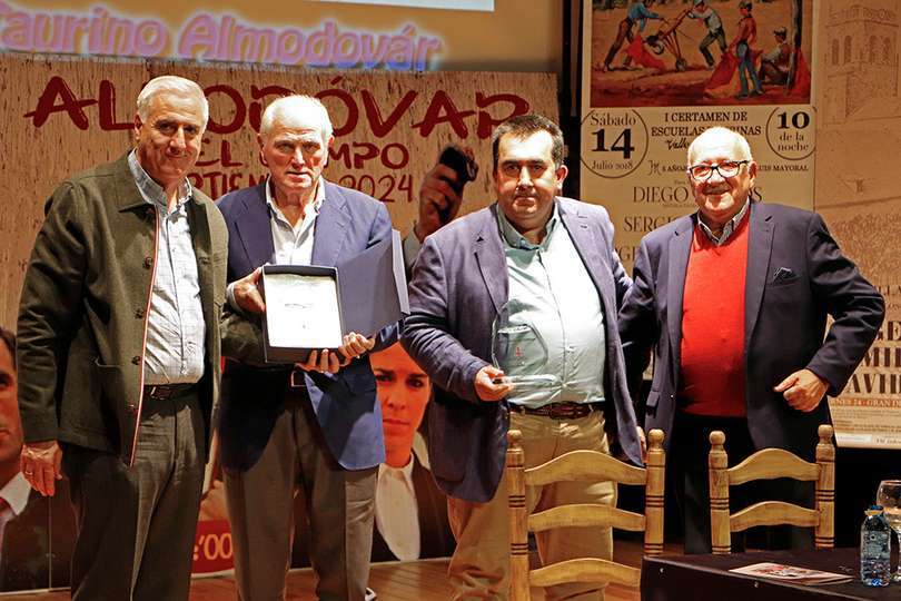 Junto a los invitados, con los recuerdos del Club Taurino 'Almodóvar' entregados como agradecimiento