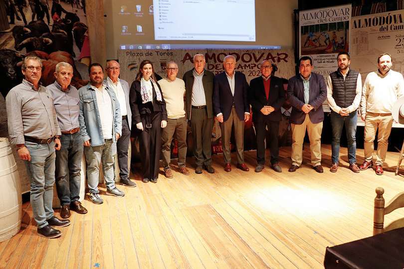 Posado con Calderón y Crespo de integrantes del Club Taurino, toreros y autoridades, al término del acto