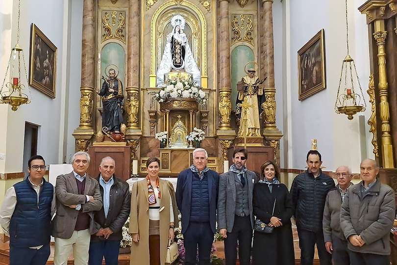 Padilla y su esposa, con miembros de la Hermandad de la patrona y autoridades municipales, en la visita a la Virgen del Carmen