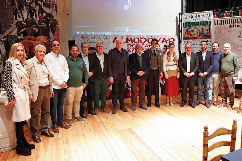 Posado con Padilla y Gómez de integrantes del Club Taurino, toreros y autoridades, al término del acto