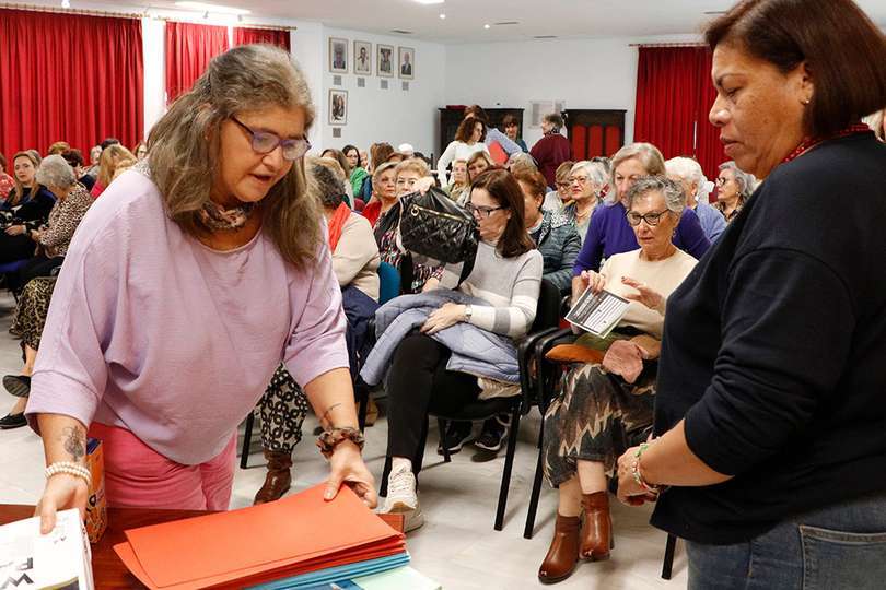 Preparando el material que se ha entregado a las asistentes