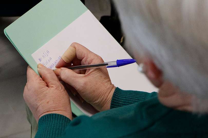 Una mujer, escribiendo términos relacionados con su trayectoria vital