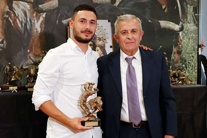 Antonio Ponce recoge el trofeo que le acredita como el mejor recortador de la provincia