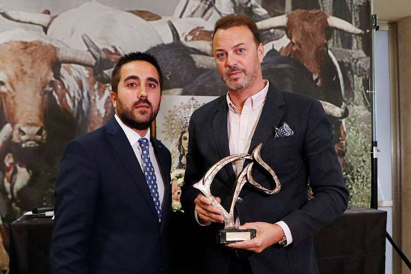 El apoderado de Andy Cartagena recoge el trofeo al mejor rejoneador, de manos del concejal de Festejos