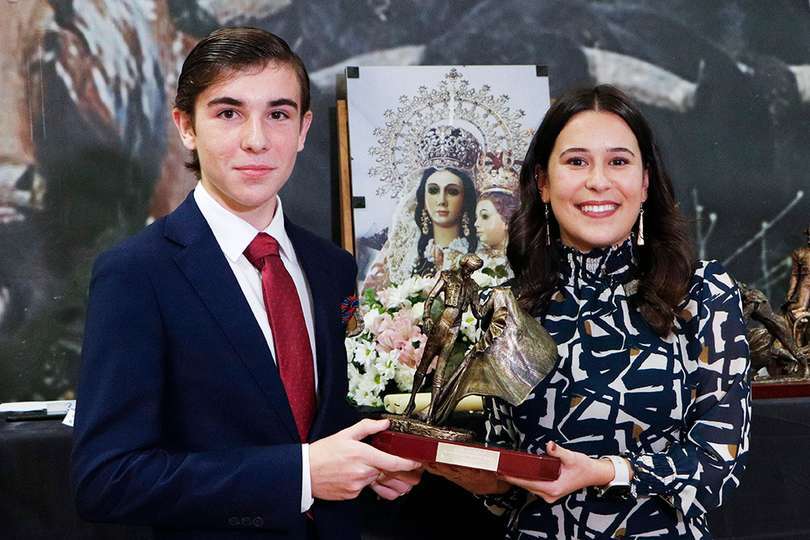 El novillero Luis Expósito recoge el trofeo al mejor subalterno de brega para Juan Contreras