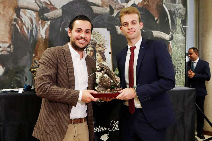 Entrega del trofeo para Daniel Luque por la mejor estocada