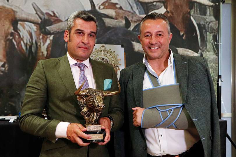 Fernando López, de la ganadería de Loreto Charro, con el trofeo entregado por el vicepresidente de la Diputación de Ciudad Real