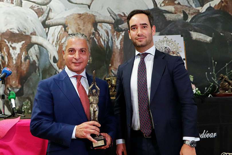 Jorge Fuentes recoge el trofeo al mejor banderillero, de manos del empresario taurino Jorge Cutiño
