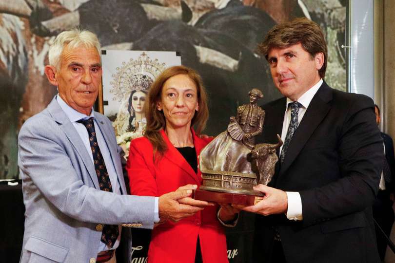 José Miguel Martín de Blas recoge el Memorial _Reina Rincón_ otorgado a CMM