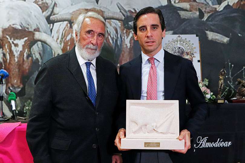 Juan Ortega recoge el trofeo al mejor toreo de capa, de manos de José Ignacio de la Serna