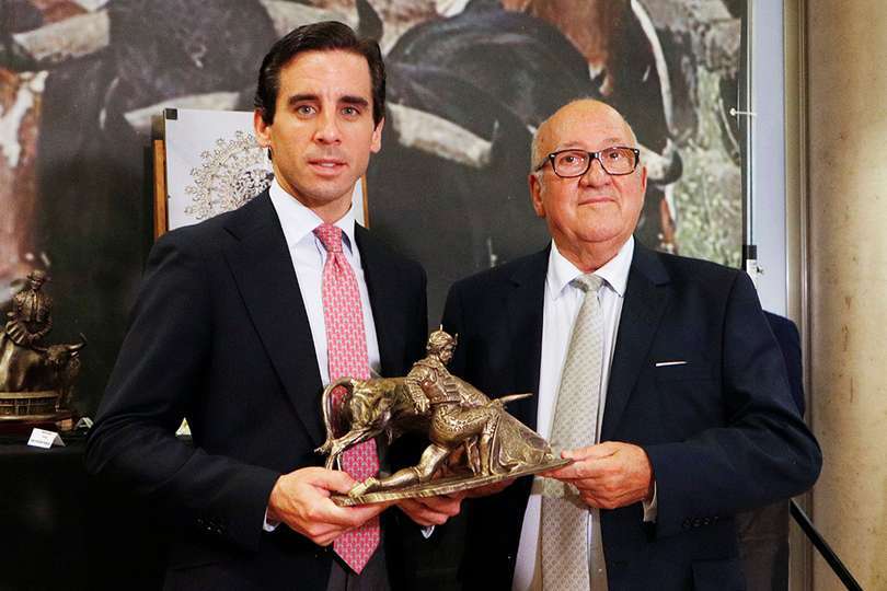 Juan Ortega recoge el trofeo al mejor toreo de capa, de manos del presidente del Club Taurino _Almodóvar_