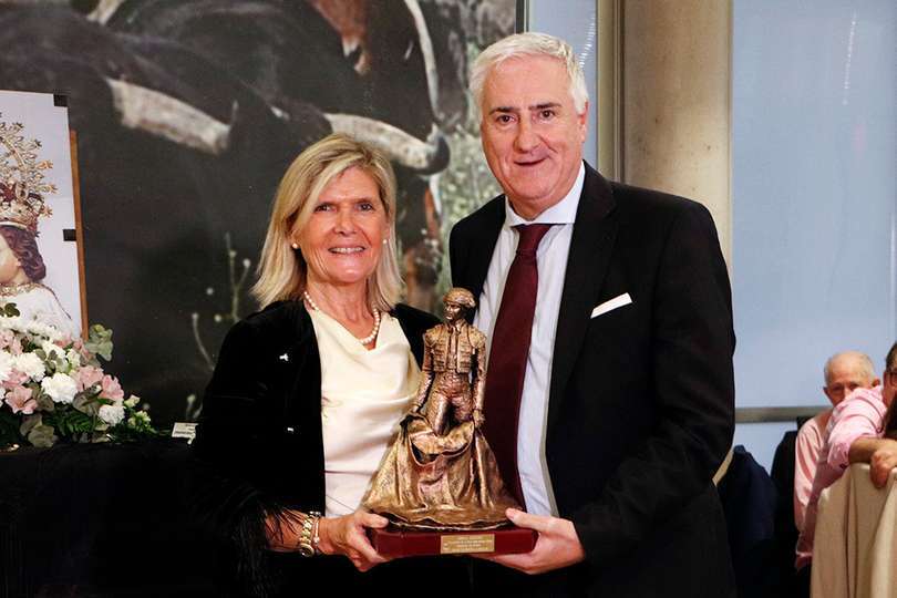 La madre de Borja Jiménez recoge para su hijo el trofeo al triunfador de la feria, de manos del alcalde de Almodóvar del Campo