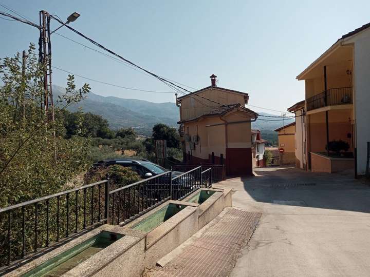 Se han puesto de moda las casas-locomotora, que tiran de los vagones-inmuebles haciéndolos transitar por los raíles de la cotidianidad