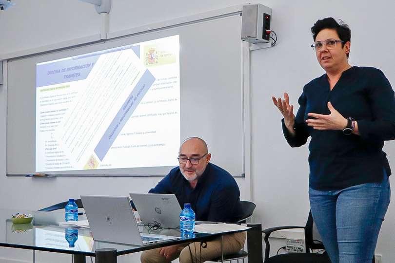 Javier Medina y Carolina López, durante el seminario de esta mañana