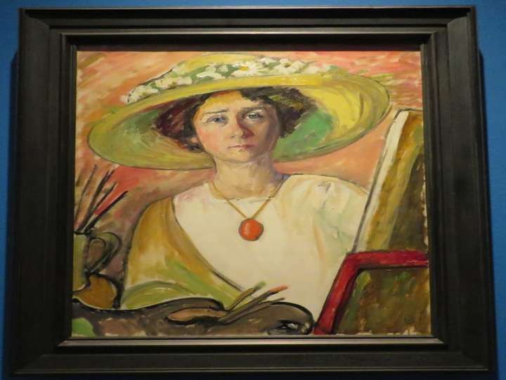 Gabriele Münter. Autorretrato frente a un caballete, hacia 1908-1909