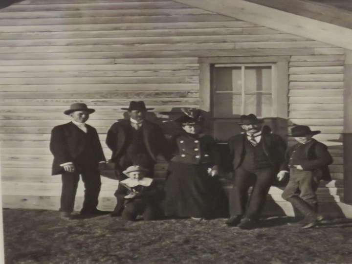 Emmy Münter con parientes masculinos delante de la casa en Plainview, Texas 1899-1900