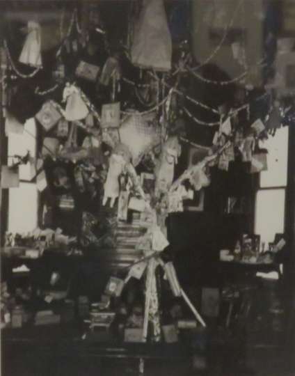 Interior: Árbol con muñecas y otros objetos, probablemente Plainview, Texas, 1899