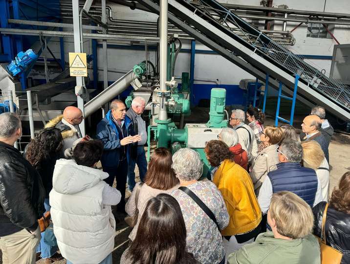 En la visita a las instalaciones de la almazara COVICAR