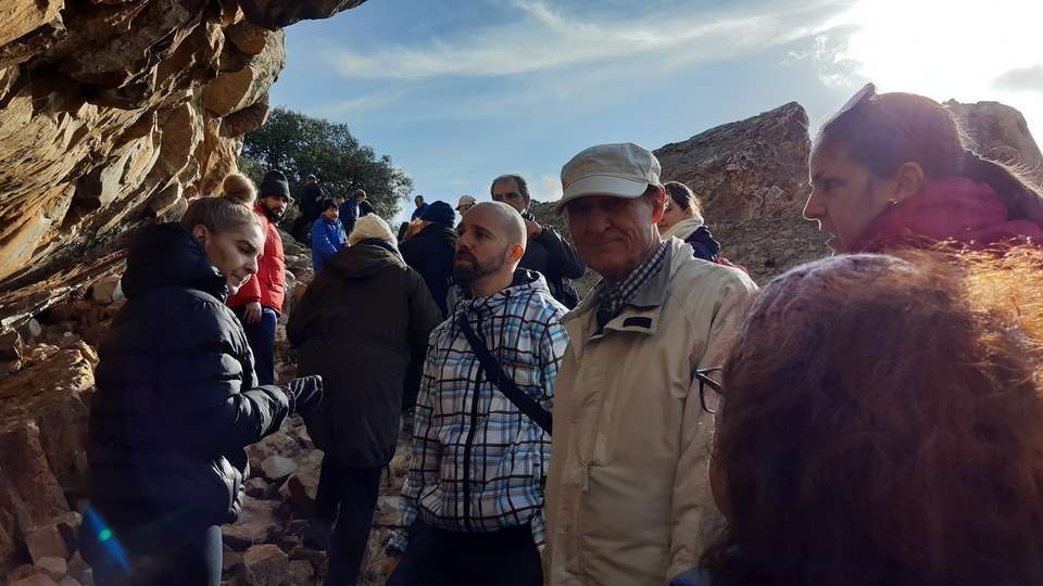 La asociación cultural “Portus Planus” en su visita a las pinturas rupestres de “El Chorrero”. Puertollano (Sierra de Calatrava)