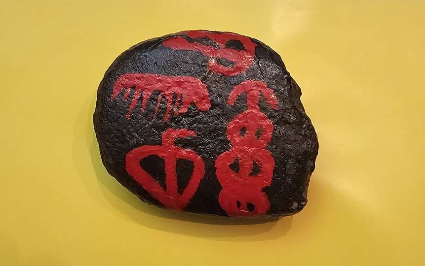 Fragmento de un hacha (bisel) de piedra pulimentada hallada en el Abrigo “El Chorrero” y decorada con motivos de este yacimiento por Manuel Rodríguez Blanco