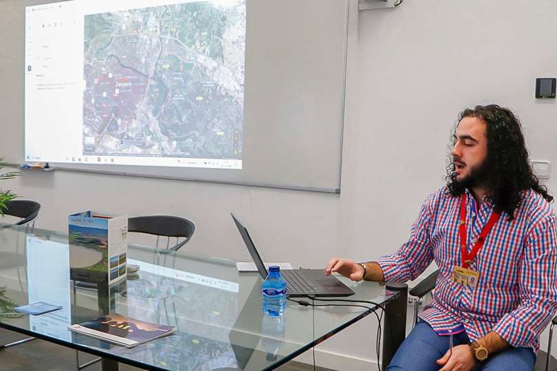 El responsable del Punto de Información Turística almodovareño, explicando una de las aplicaciones