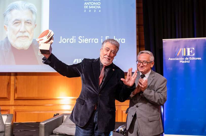 Jordi Sierra i Fabra tras recibir el Premio Antonio de Sancha 2024 de manos de Manuel González , presidente de la Asociación de Editores de Madrid