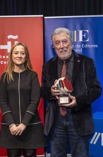 Jordi Sierra i Fabra, con la periodista cultural Maica Rivera con la que mantuvo un interesante coloquio
