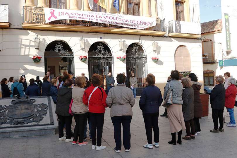 El acto central ha tenido lugar a las diez de la mañana ante el edificio consistorial