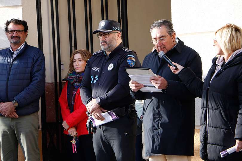 El juez de paz, Eduardo Cervera, dando lectura al manifiesto junto a la edil Yolanda Molina