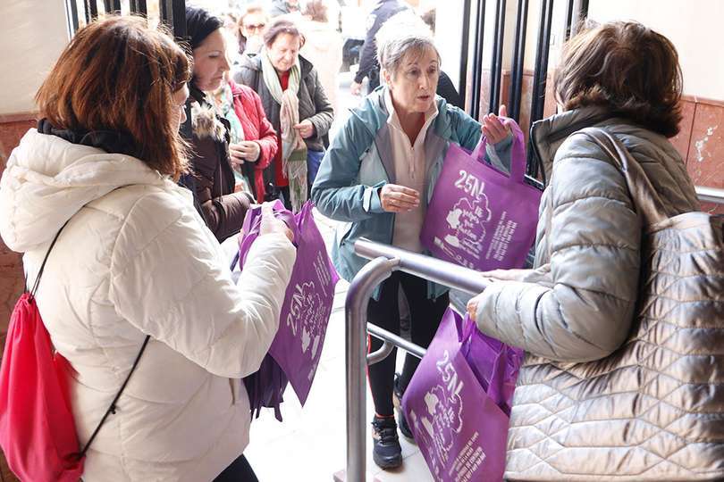 Entregando bolsas alusivas a la jornada con detalles como un calendario para 2025