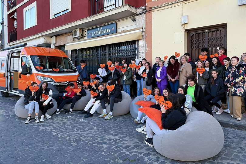 Foto de familia de autoridades, técnicos, alumnos y profesores