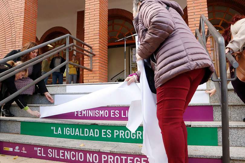Momento en que se desvelan los mensajes reivindicativas en las contrahuellas de la escalinata consistorial