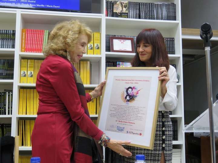 Marisol Esteban entrega el Premio Internacional de Literatura Erótica “Anaïs Nin” 2024 a Bella Clara Ventura