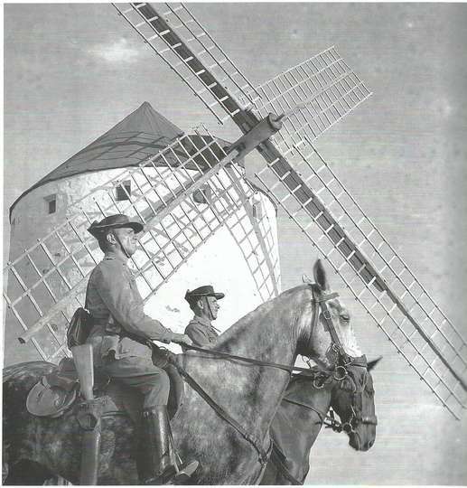 “Pareja de la guardia civil a caballo y molino de viento”. Campo de Criptana (Ciudad Real). Año 1959