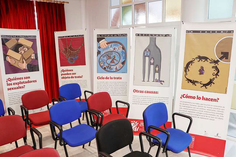 Estos días se puede contemplar en el mismo espacio una exposición sobre la problemática de la trata