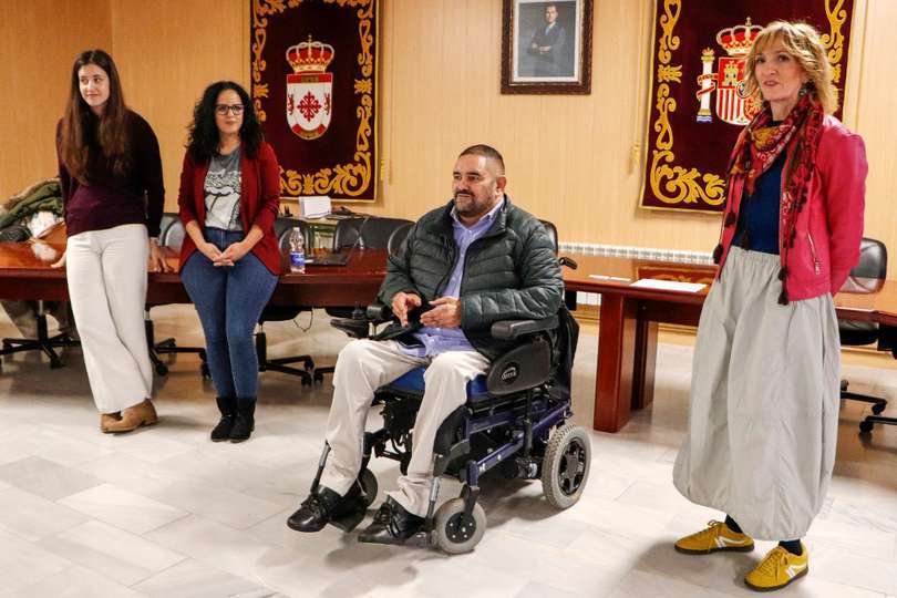 Sergio Gijón, durante la apertura de la sesión, junto a la coordinadora del Centro de la Mujer y las profesionales de APLEC