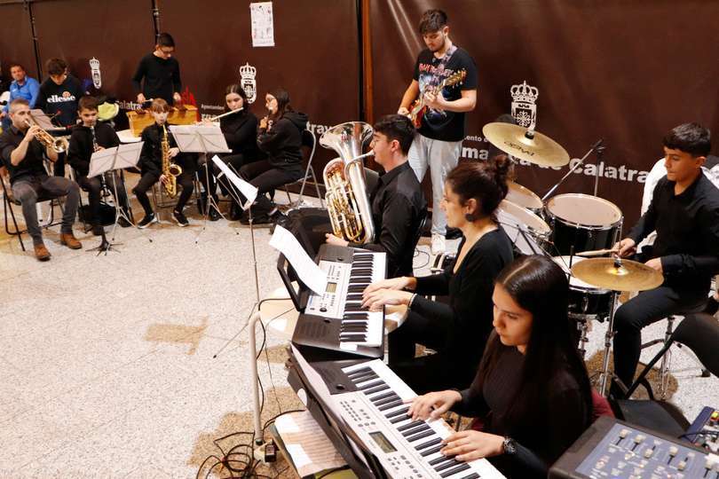Jóvenes estudiantes que integraron la formación que puso la música en directo