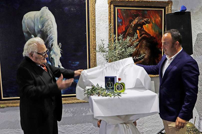 Momento en que Alfredo Palmero hijo y Antonio Acero desvelan el nuevo producto