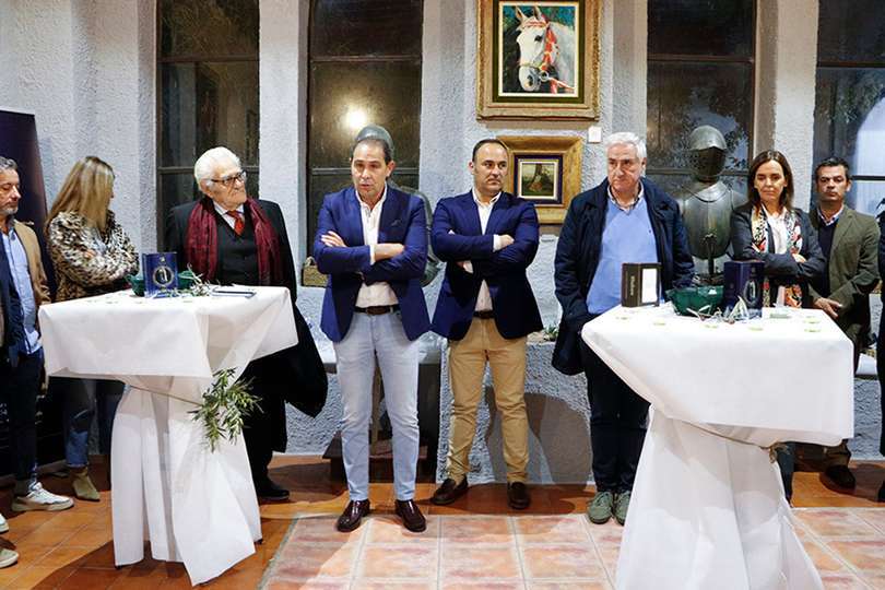 Abdón Anguita da cuenta a los invitados de las propiedades del nuevo aceite de oliva virgen extra