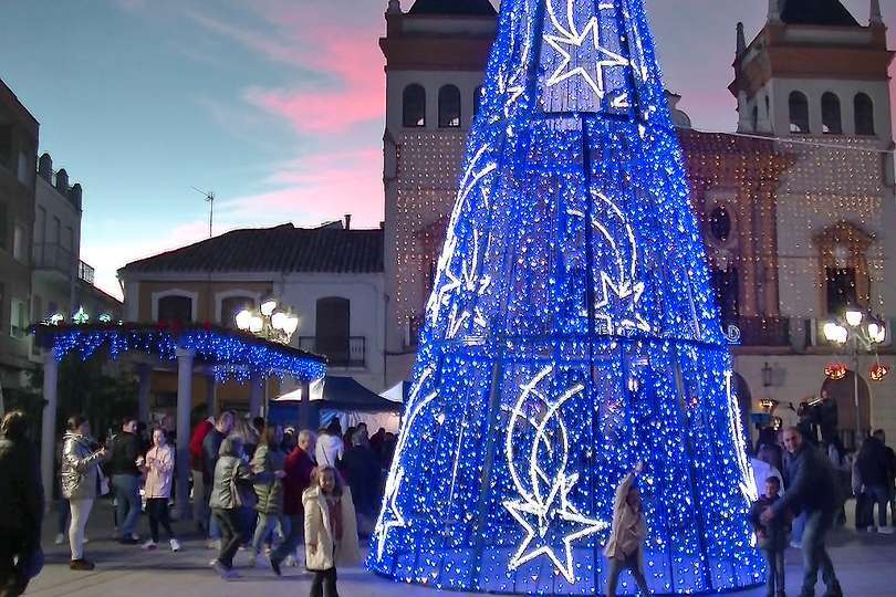 El gran árbol cónico y luminoso que preside estos días la Plaza Mayor