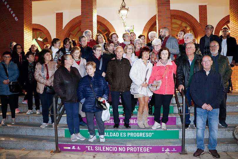 Con personas que han sido partícipes de la decoración