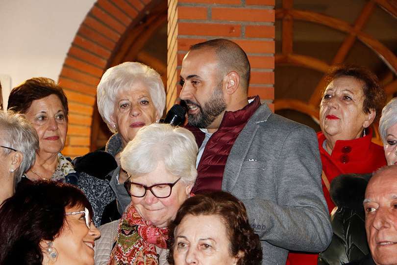 El alcalde, Jesús Ruiz, saludando y felicitando el ingente trabajo