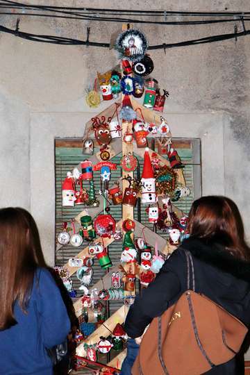 Un particular arbol decorado con detalles de gran gusto