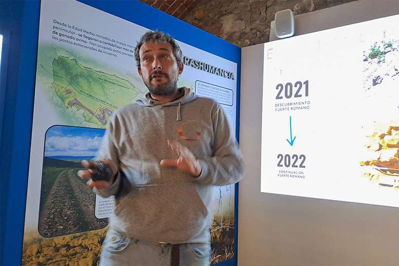 Alfonso Monsalve, del equipo de arqueólogos, durante la charla