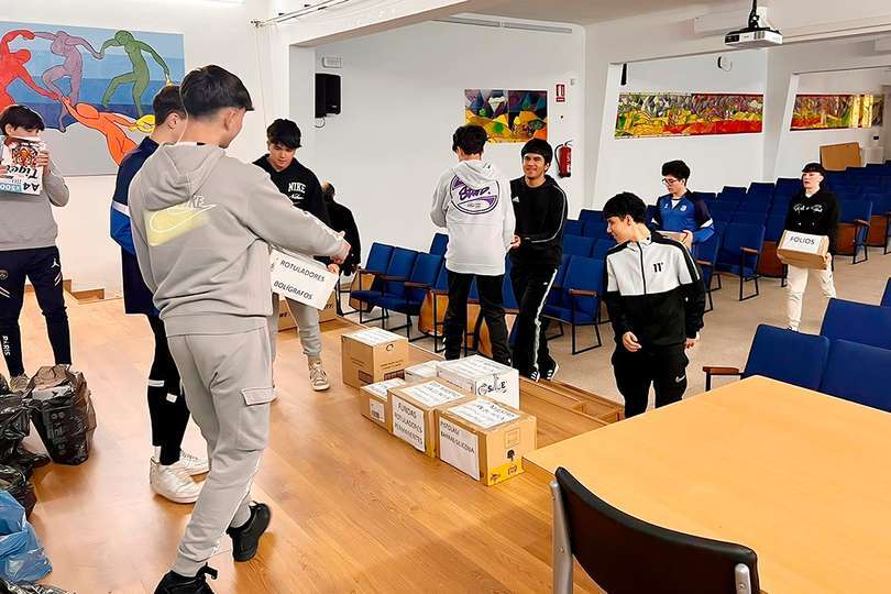 Alumnos del centro de Secundaria y Bachillerato coordinador de la acción, ayudando en las tareas