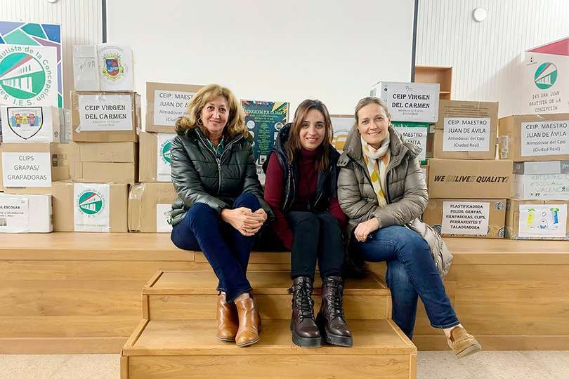 La edil Carmen Santos, junto a Elvira Prados y Mari Ángeles Barrio, del IES de Almodóvar del Campo