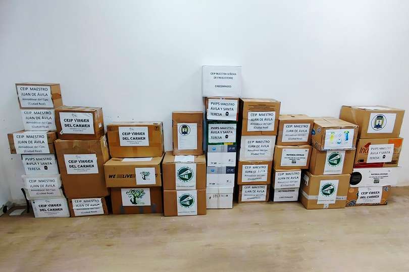 Las cajas, ayer tarde, en espacios de la Escuela Infantil 'Beyou' de Senaví, una vez fueron entregadas