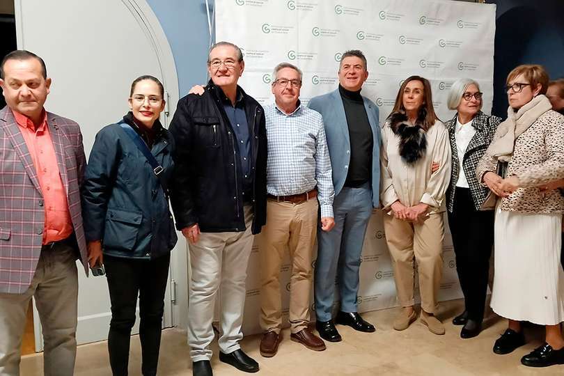 Cervera, tercero por la izquierda, rodeado de directivos de distintas juntas de la Asociación Española Contra el Cáncer